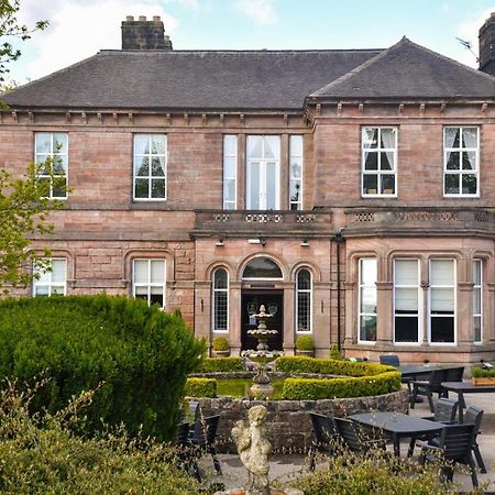 Whiston Hall 외부 사진