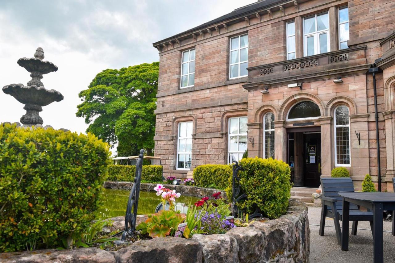 Whiston Hall 외부 사진