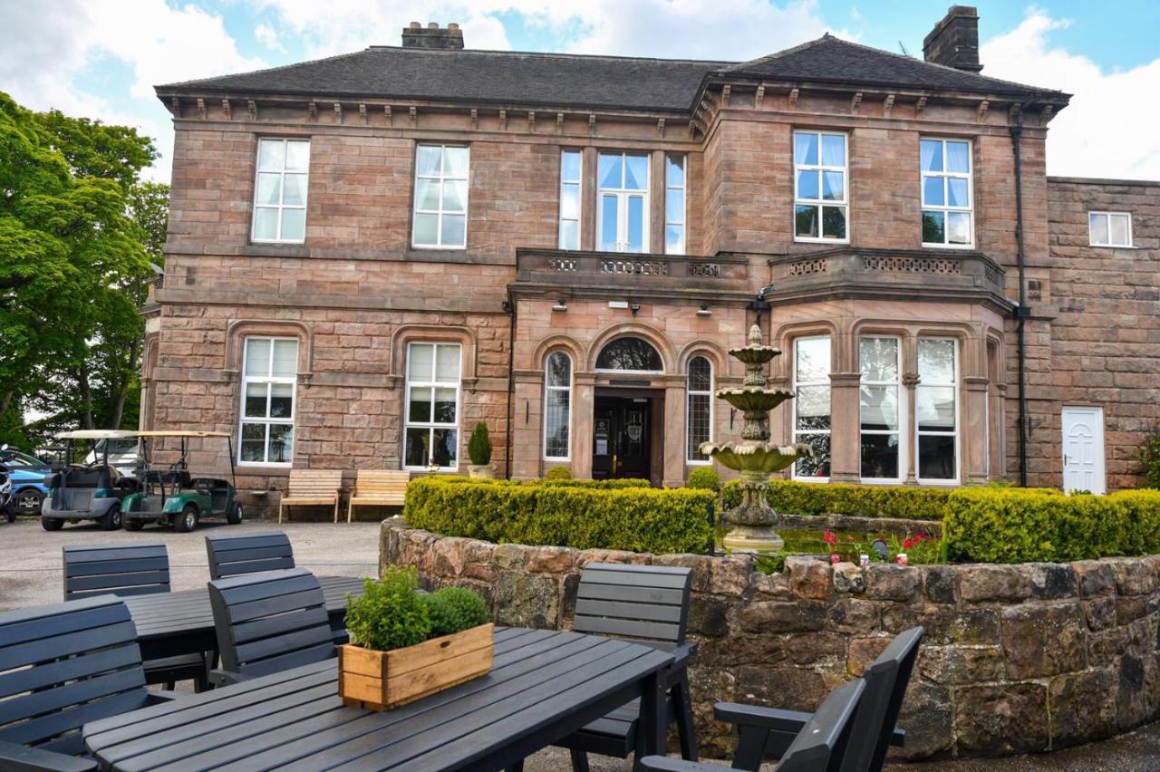 Whiston Hall 외부 사진