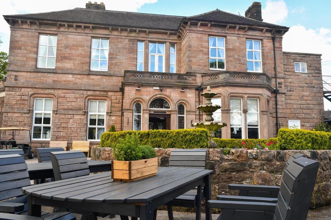 Whiston Hall 외부 사진