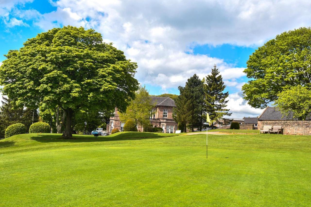 Whiston Hall 외부 사진
