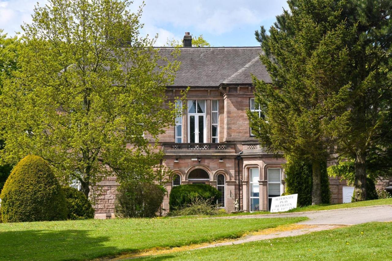 Whiston Hall 외부 사진