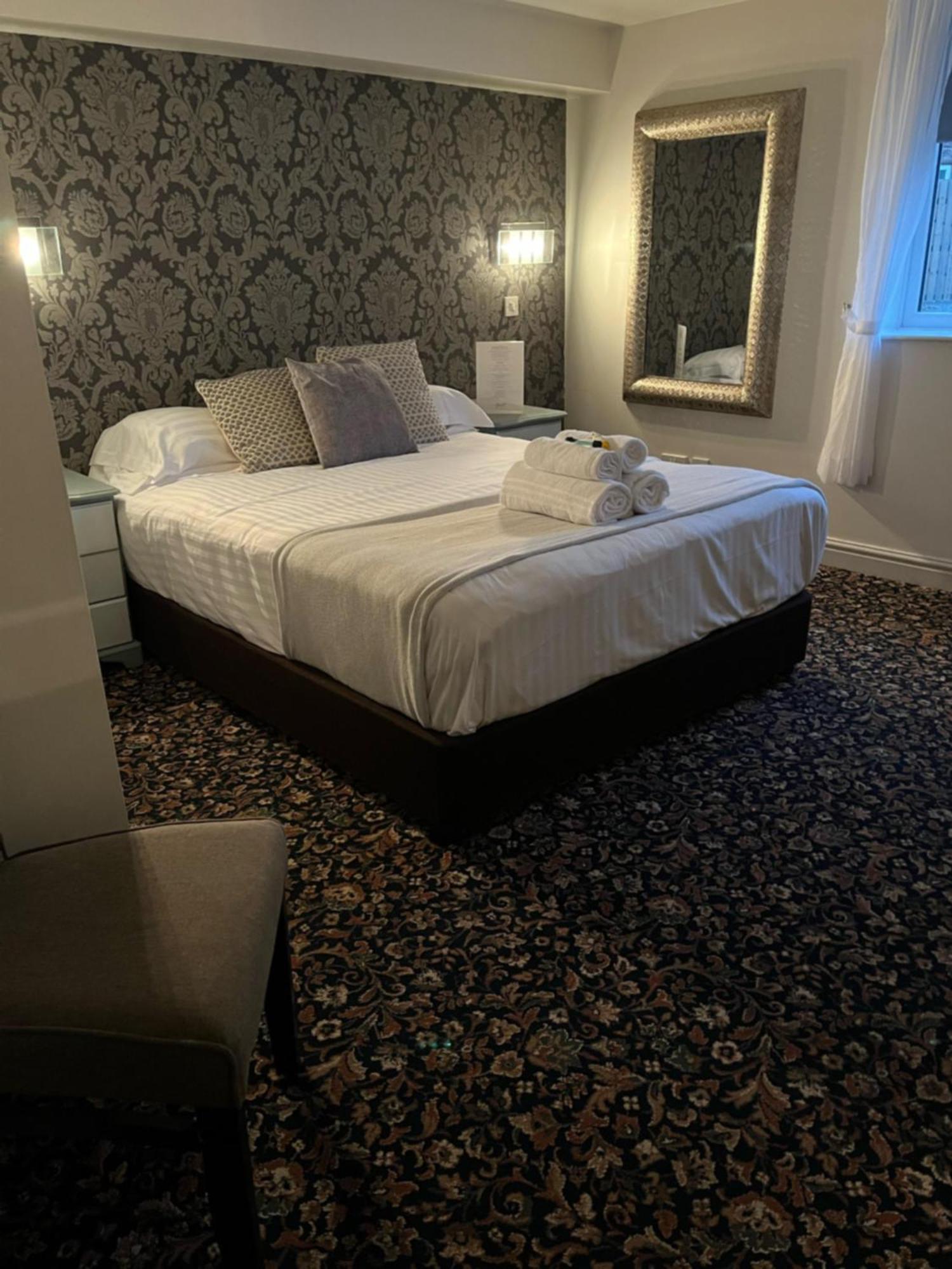 Whiston Hall 외부 사진