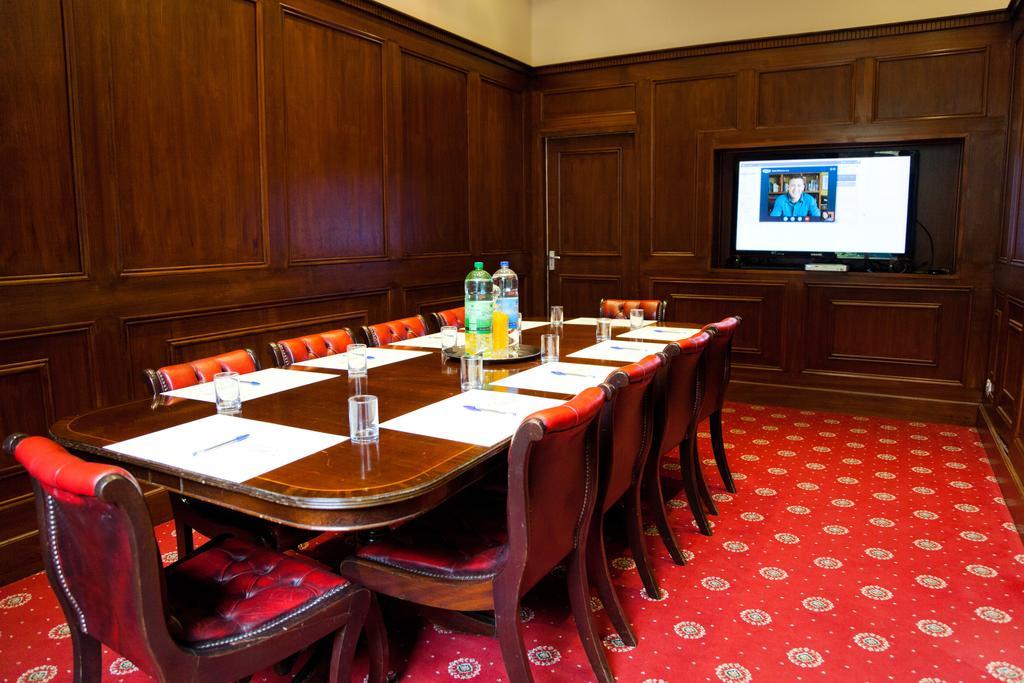 Whiston Hall 외부 사진